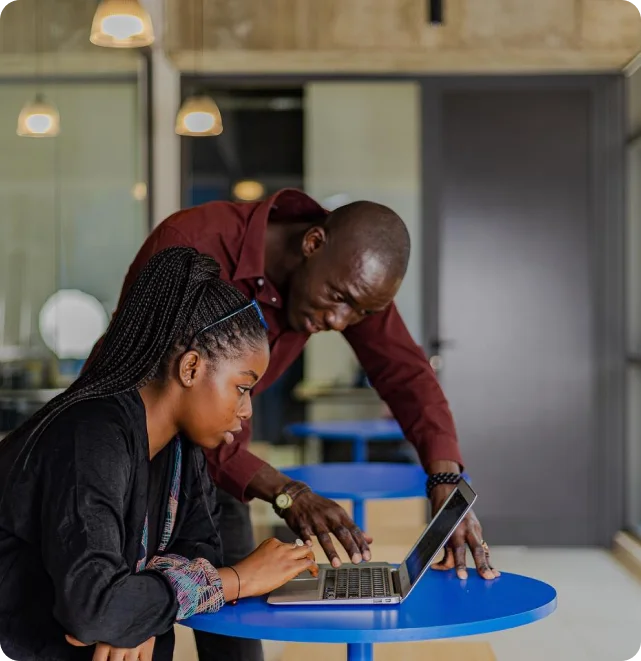 deux professionnels entrain de travailler sur un projet